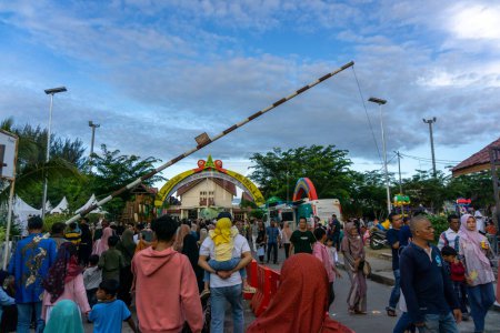 Téléchargez les photos : Groupe de personnes qui assistent à la Semaine culturelle Pekan Kebudayaan Aceh ou Aceh. Événement culturel le plus populaire à Aceh - en image libre de droit