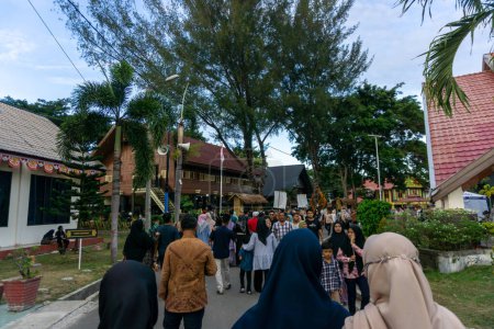 Téléchargez les photos : Groupe de personnes qui assistent à la Semaine culturelle Pekan Kebudayaan Aceh ou Aceh. Événement culturel le plus populaire à Aceh - en image libre de droit