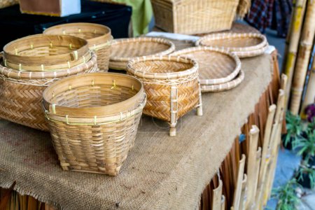cestas de mimbre hechas de ratán y bambú. Mercado local de artesanía en Banda Aceh, Indonesia
