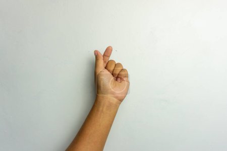 Männliche Hand zeigt Fingerherz. isoliert auf weiß. Koreanische Finger-Mini-Herz-Geste. Saranghae