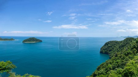 Vista del paisaje oceánico desde la montaña Geurutee en Aceh Jaya, Indonesia. Hermoso paisaje marino e islas pequeñas en Aceh.