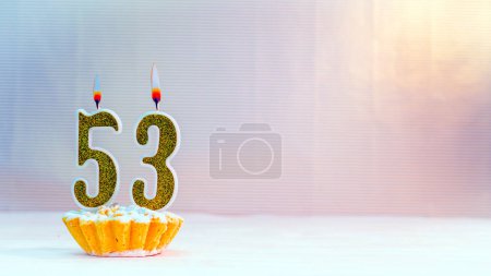 Téléchargez les photos : Joyeux anniversaire carte de bougies avec le nombre 53, numéros d'or de bougies pour félicitations sur toutes les vacances. - en image libre de droit