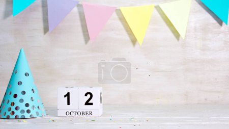 Foto de Cumpleaños 12 de octubre en el calendario. Tarjeta de cumpleaños feliz con espacio de copia de la fecha. Adornos navideños para felicitaciones, lugar para el texto - Imagen libre de derechos