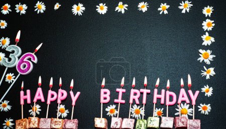Happy Birthday Hintergrund mit der Nummer 36. Kopierraum. Rosa Glückwunschkerzen zum Geburtstag auf schwarzem Hintergrund. Alles Gute zum Geburtstag Blume Rahmen
