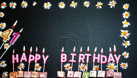 Happy Birthday Hintergrund mit der Nummer 41. Kopierraum. Rosa Glückwunschkerzen zum Geburtstag auf schwarzem Hintergrund. Alles Gute zum Geburtstag Blume Rahmen