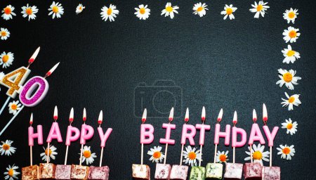 Happy Birthday Hintergrund mit der Nummer 40. Kopierraum. Rosa Glückwunschkerzen zum Geburtstag auf schwarzem Hintergrund. Alles Gute zum Geburtstag Blume Rahmen