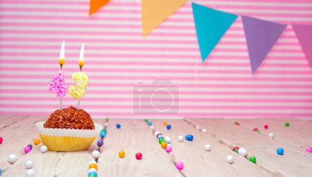Téléchargez les photos : Happy birthday for 43 years old. Festive background with muffin. Copy space birthday card forty-three years old on a pink background - en image libre de droit