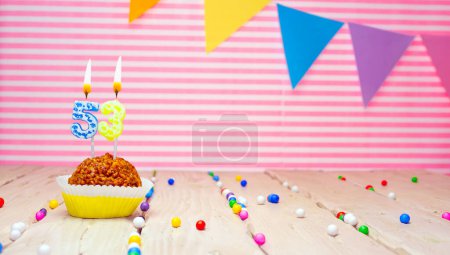 Téléchargez les photos : Happy birthday to 53 years old. Festive background with muffin. Copy space birthday card for fifty three years old on a pink background - en image libre de droit