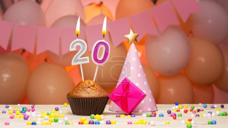 Dekorationen mit Luftballons und eine Glückwunschkerze mit der Zahl 20. Glückwünsche zum Geburtstag in rosa Blumen für ein zwanzigjähriges Mädchen, Kopierraum. Muffin mit brennender Kerze