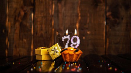 Foto de Scenery Festive background with gift boxes happy birthday copy space. Anniversary background with cypher and muffin. Beautiful brown from vintage boards background before a birthday with a number 79. - Imagen libre de derechos
