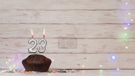 Téléchargez les photos : Festive card Happy Birthday with number of burning candles. Beautiful background copy space, happy birthday with digit number 23 - en image libre de droit