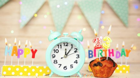 Téléchargez les photos : Happy birthday greeting card with muffin pie and retro clock on clock hands new birth. Beautiful background with decorations festive happy birthday decoration with number 23 - en image libre de droit