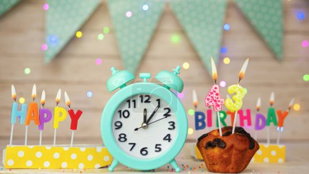 Téléchargez les photos : Happy birthday greeting card with muffin pie and retro clock on clock hands new birth. Beautiful background with decorations festive happy birthday decoration with number 43 - en image libre de droit