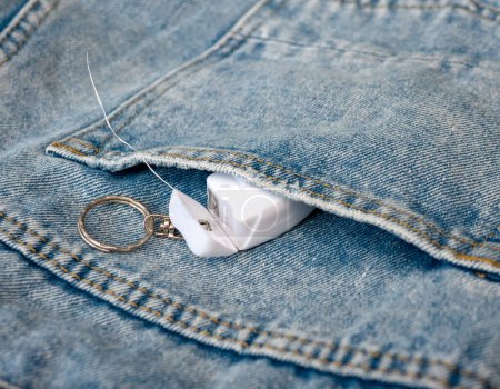 Téléchargez les photos : Fil de cure-dent dans une poche de jeans. Concept de soins dentaires. - en image libre de droit