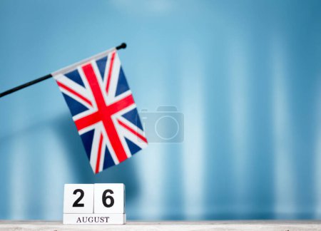 Foto de Calendario Agosto Con Bandera Británica Con Número 26. Cubos de calendario con números. Copia espacial. - Imagen libre de derechos