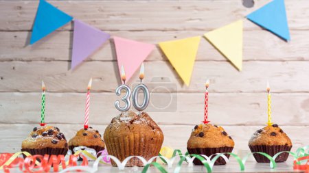 Téléchargez les photos : Gâteaux d'anniversaire avec des bougies. Fond d'anniversaire avec des numéros 30. Cartes d'anniversaire sur fond en bois. - en image libre de droit