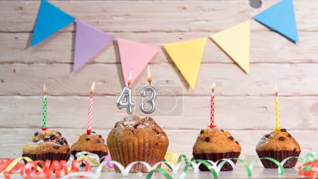 Téléchargez les photos : Gâteaux d'anniversaire avec des bougies. Fond d'anniversaire avec les numéros 43. Cartes d'anniversaire sur fond en bois. - en image libre de droit
