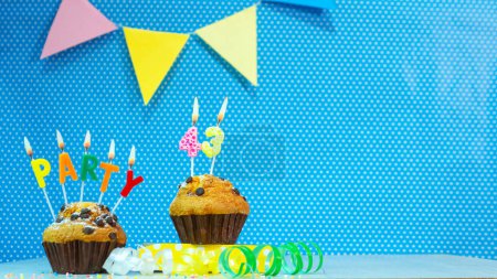 Téléchargez les photos : Tarte aux muffins festive aux bougies pour un anniversaire. Fond d'anniversaire avec les numéros 43. Carte anniversaire sur fond bleu à pois, espace de copie - en image libre de droit