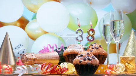 Foto de Feliz cumpleaños fondo champán con número de velas 38. Hermosas felicitaciones copia espacio para aniversario - Imagen libre de derechos