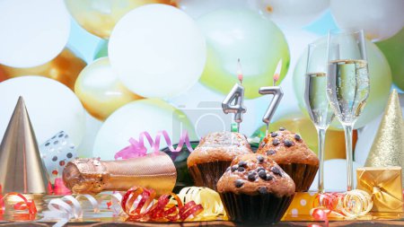Téléchargez les photos : Joyeux anniversaire champagne fond avec nombre de bougies 47. Belles félicitations copie espace pour anniversaire - en image libre de droit
