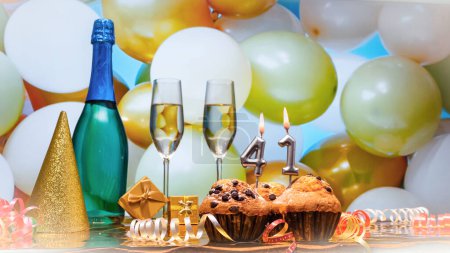 Foto de Feliz cumpleaños fondo champán con número de velas 41. Hermosas felicitaciones copia espacio para aniversario - Imagen libre de derechos