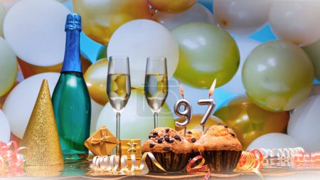 Téléchargez les photos : Joyeux anniversaire champagne fond avec nombre de bougies 97. Belles félicitations copie espace pour anniversaire - en image libre de droit