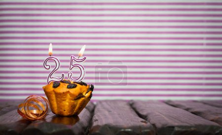 Foto de Cumpleaños número 25. Fecha de nacimiento con número de velas, espacio para copiar. Fondo de aniversario con pastel o magdalena con velas encendidas. Tarjeta de felicitación. - Imagen libre de derechos