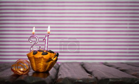 Foto de Cumpleaños número 21. Fecha de nacimiento con número de velas, espacio para copiar. Fondo de aniversario con pastel o magdalena con velas encendidas. Tarjeta de felicitación. - Imagen libre de derechos