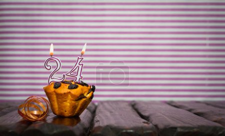 Foto de Cumpleaños número 24. Fecha de nacimiento con número de velas, espacio para copiar. Fondo de aniversario con pastel o magdalena con velas encendidas. Tarjeta de felicitación. - Imagen libre de derechos