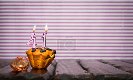 Foto de Cumpleaños número 41. Fecha de nacimiento con número de velas, espacio para copiar. Fondo de aniversario con pastel o magdalena con velas encendidas. Tarjeta de felicitación. - Imagen libre de derechos