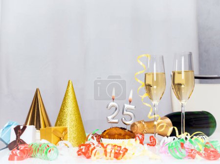 Foto de Fecha de nacimiento 25. Fondo festivo con una botella de champán. Champán festivo en copas con cajas de regalo, tarjeta de aniversario, decoraciones de feliz cumpleaños en colores blancos - Imagen libre de derechos