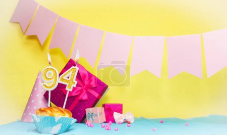 Geburtsdatum mit Torte und Zahl 94. Bunte Karte Happy Birthday für ein Mädchen. Kopierraum. Geburtstagskarte rosa. Glückwunsch zur Dekoration ist schön.