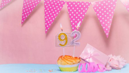 Geburtsdatum 92. Grußkarte in rosa Farbtönen. Jubiläums-Kerzen-Zahlen. Herzlichen Glückwunsch zum Geburtstag, Tupfen Girlanden Dekoration. Kopierraum.