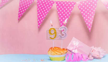 Geburtsdatum 93. Grußkarte in rosa Farbtönen. Jubiläums-Kerzen-Zahlen. Herzlichen Glückwunsch zum Geburtstag, Tupfen Girlanden Dekoration. Kopierraum.