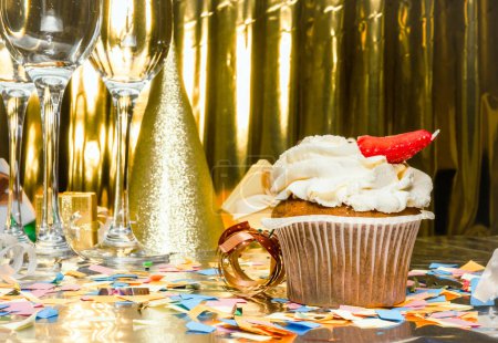 Geburtstagshintergrund mit Pudding-Kuchen. Landschaftlich festliche Sektgläser, Jubiläum in goldener Farbe. Kopierraum. Glückwunschpostkarte zum Geburtstag.