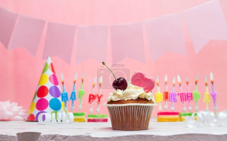 Geburtstag. Jahrestag. Schöne festliche Hintergrund mit Kerzen für ein Mädchen. Glückwunschkarte der Frauen mit Torte. Alles Gute zum Geburtstag in rosa. Kopierraum