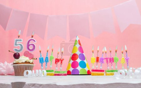 Hintergrund ist das Geburtsdatum Nummer 56. Jahrestag. Schöne festliche Hintergrund mit Kerzen für ein Mädchen. Glückwunschpostkarte für Frauen. Alles Gute zum Geburtstag in rosa.