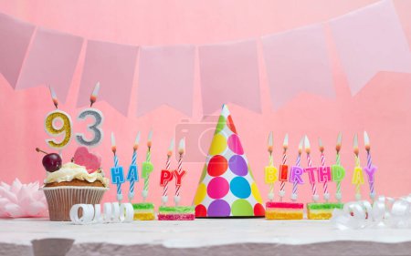 Hintergrund ist das Geburtsdatum Nummer 93. Jahrestag. Schöne festliche Hintergrund mit Kerzen für ein Mädchen. Glückwunschpostkarte für Frauen. Alles Gute zum Geburtstag in rosa.