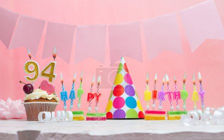 Hintergrund ist das Geburtsdatum Nummer 94. Jahrestag. Schöne festliche Hintergrund mit Kerzen für ein Mädchen. Glückwunschpostkarte für Frauen. Alles Gute zum Geburtstag in rosa.