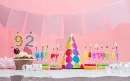 Hintergrund Geburtsdatum Nummer 92. Jahrestag. Schöne festliche Hintergrund mit Kerzen für ein Mädchen. Glückwunschpostkarte für Frauen. Alles Gute zum Geburtstag in rosa.