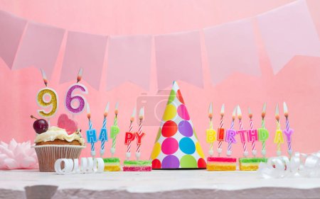 Date de naissance numéro 96. Anniversaire. Beau fond de fête avec des bougies pour une fille. Félicitations aux femmes carte postale. Joyeux anniversaire en rose.
