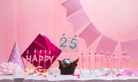 Foto de Fecha de nacimiento de la tarjeta de antecedentes para una niña 25. Aniversario. Hermoso fondo festivo con velas. La tarjeta de felicitación femenina con la torta. Feliz cumpleaños en rosa. espacio de copia - Imagen libre de derechos