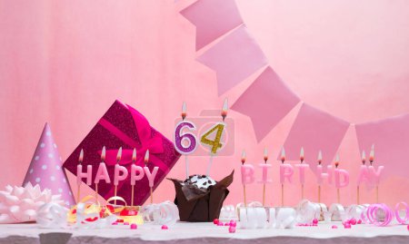 Carte de fond date de naissance d'une fille 64. Anniversaire. Beau fond de fête avec des bougies. Félicitations aux femmes avec un gâteau. Joyeux anniversaire en rose. espace de copie