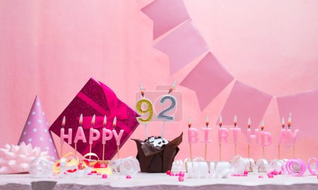 Hintergrundkarte Geburtsdatum eines Mädchens 92. Jahrestag. Schöne festliche Hintergrund mit Kerzen. Glückwunschkarte der Frauen mit Torte. Alles Gute zum Geburtstag in rosa. Kopierraum