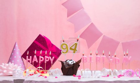 Hintergrundkarte Geburtsdatum eines Mädchens 94. Jahrestag. Schöne festliche Hintergrund mit Kerzen. Glückwunschkarte der Frauen mit Torte. Alles Gute zum Geburtstag in rosa. Kopierraum