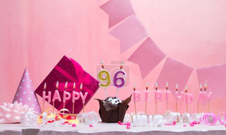 Foto de Fecha de nacimiento de la tarjeta de antecedentes para una niña 96. Aniversario. Hermoso fondo festivo con velas. La tarjeta de felicitación femenina con la torta. Feliz cumpleaños en rosa. espacio de copia - Imagen libre de derechos