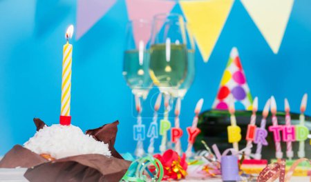 Geburtsdatum mit Kerzenworten. Geburtstagsgrußkarte mit Champagner. Feiertagsdekoration. Glückwunsch zum Geburtstag. Bunte Dekorationen mit Girlanden