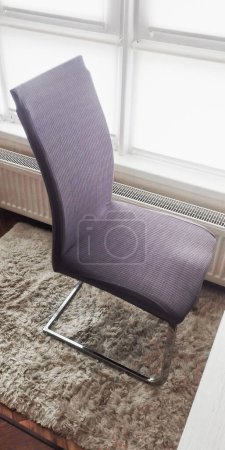 Chaise dans une couverture en tissu. Tissu extensible pour une vieille chaise. Couverture de chaise.
