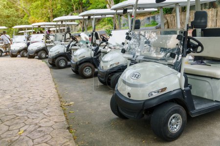 Foto de TAILANDIA, CHONBURI - 24 DE OCTUBRE DE 2022- Alquiler de carros de golf o coches club, Hilera de carros de golf en alquiler en Khao Kheow Open Zoo - Imagen libre de derechos
