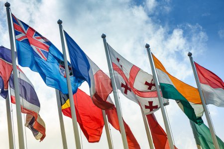 Téléchargez les photos : Association internationale du drapeau Dans le vent, oscillant avec le ciel bleu et le nuage - en image libre de droit